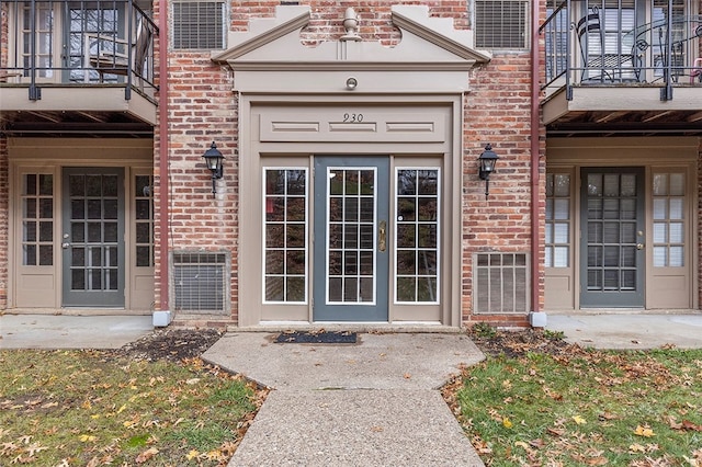 entrance to property featuring a balcony