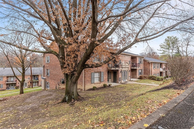 view of front of property featuring a balcony