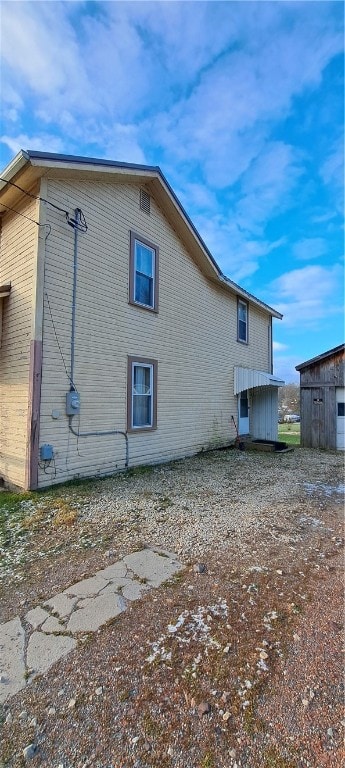 view of side of home featuring an outdoor structure