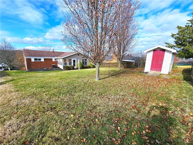 view of yard featuring a shed