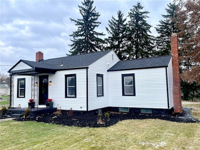 view of front of house with a front lawn