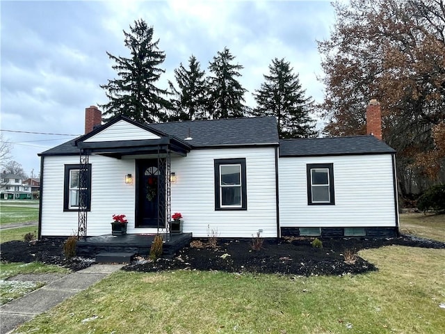 bungalow featuring a front yard