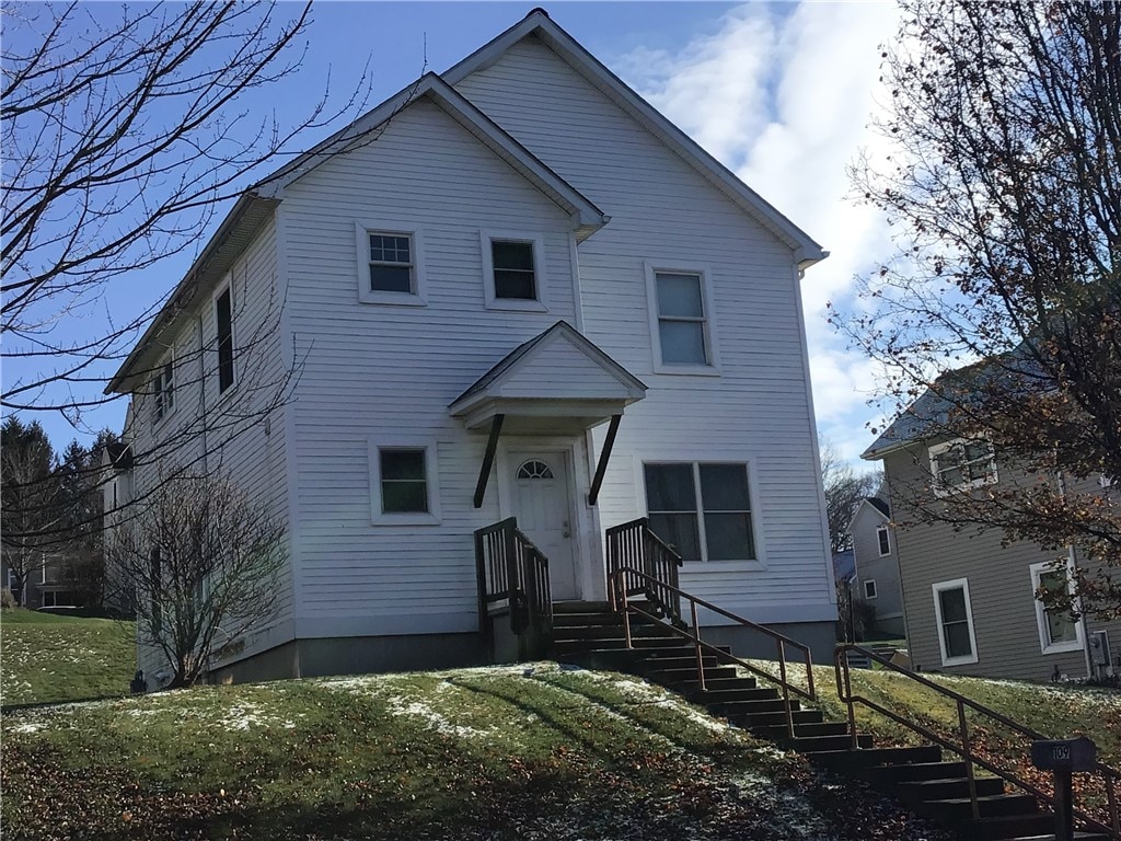 front of property with a front lawn