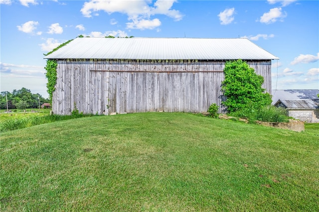 view of yard featuring an outdoor structure