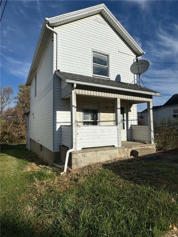 view of front of house with a front lawn and a porch