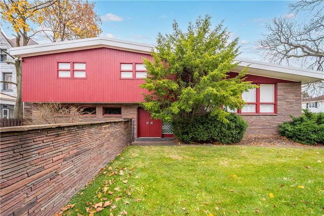 view of front of property featuring a front lawn