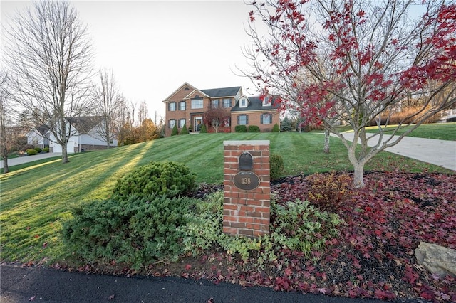 view of front facade featuring a front yard