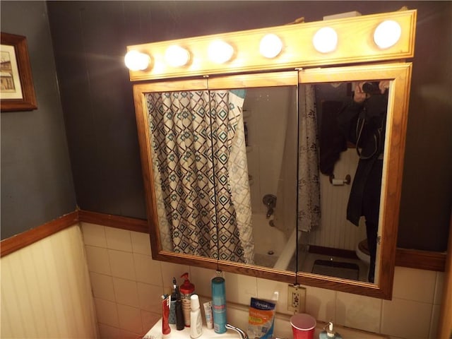 bathroom featuring tile walls