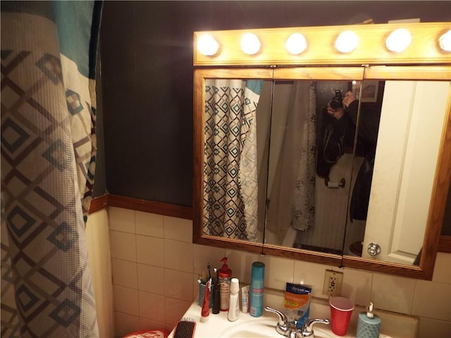 bathroom featuring tile walls