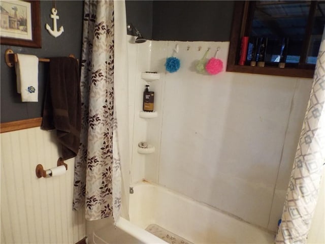 bathroom featuring shower / tub combo