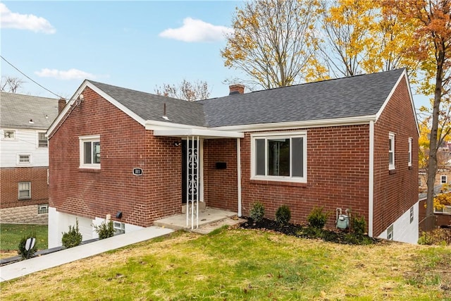 view of front of home with a front lawn