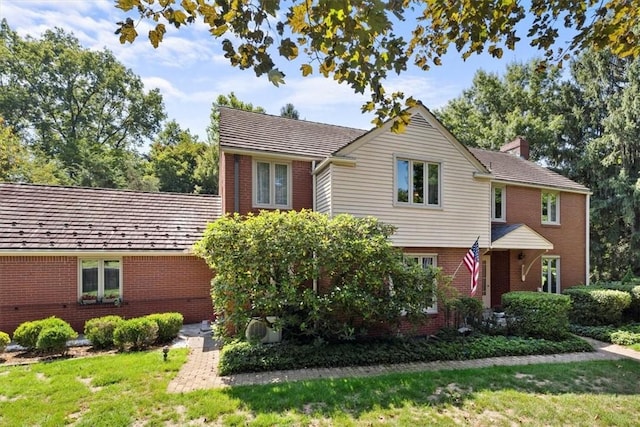 view of front of house featuring a front lawn