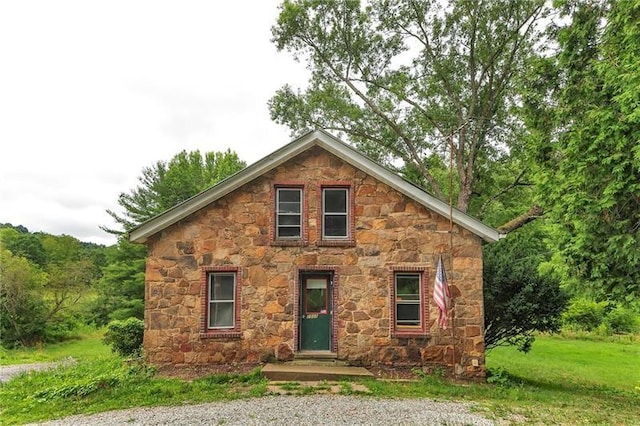 view of front of property featuring a front lawn