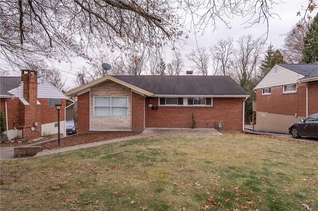 view of front of home featuring a front lawn