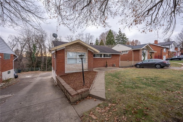 view of front of house featuring a front lawn