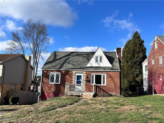 view of front of house featuring a front lawn