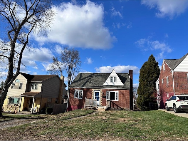 view of front facade with a front yard