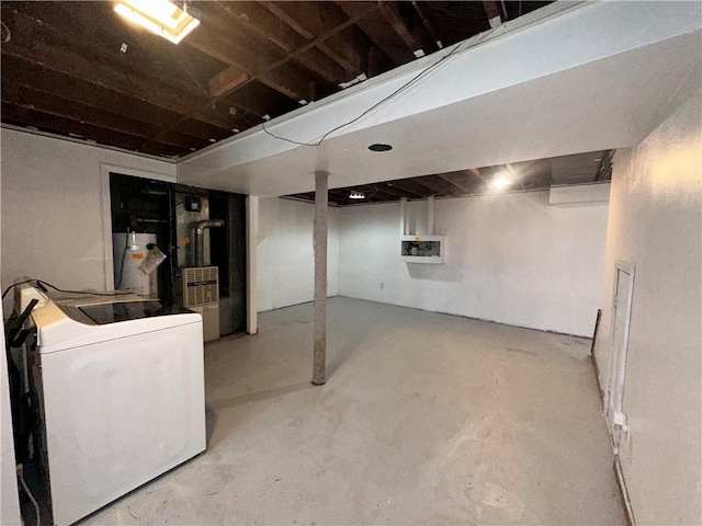 basement with washer / dryer, heating unit, and water heater