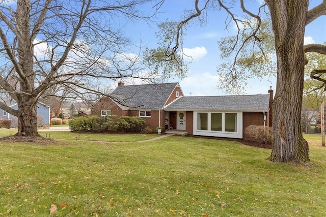 view of front facade with a front yard