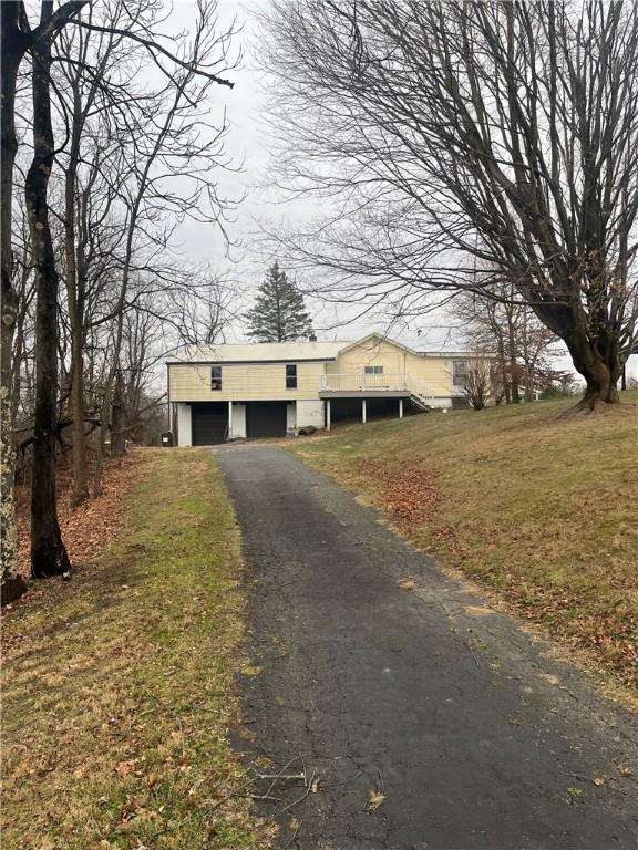 view of front facade featuring a front yard and a garage