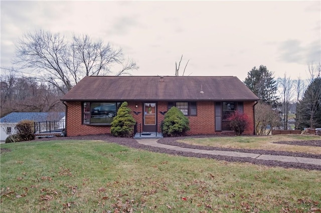 ranch-style home featuring a front lawn