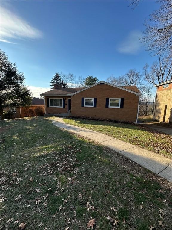 view of front of house featuring a front lawn