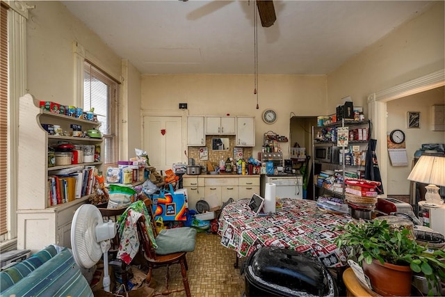 miscellaneous room with ceiling fan