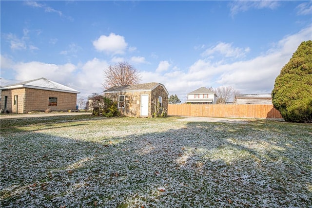 view of yard with a storage shed