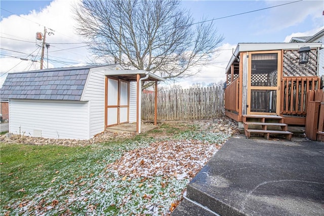 view of yard with a storage unit