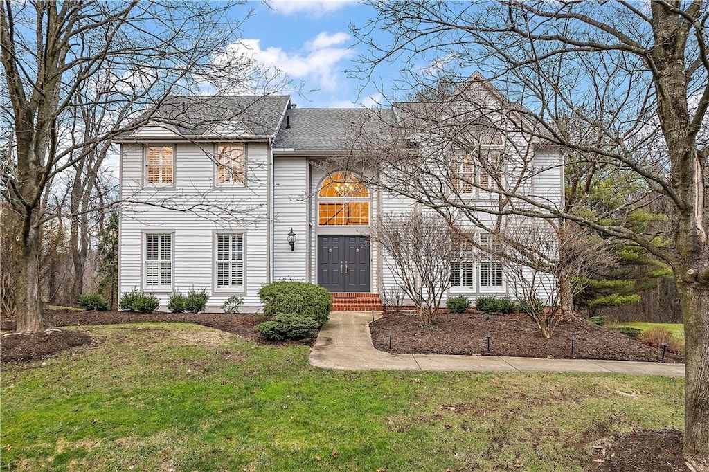 view of front of property featuring a front yard