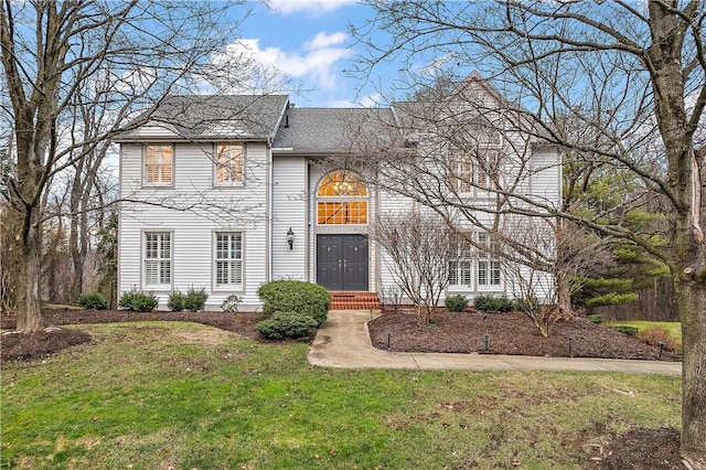 view of front of property featuring a front yard