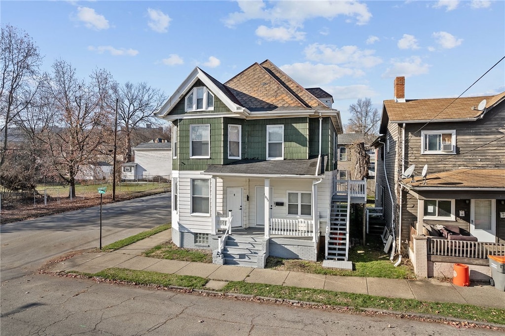 view of front of property featuring a porch