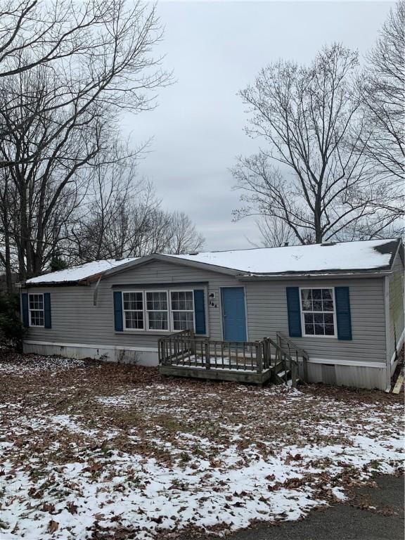 manufactured / mobile home with a wooden deck