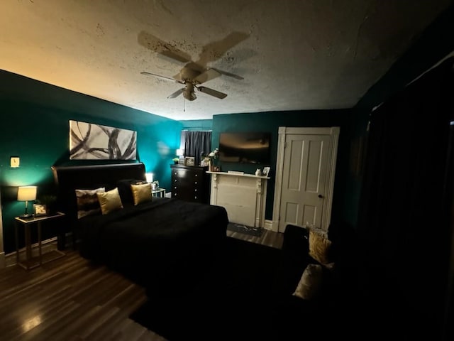 bedroom featuring a textured ceiling, hardwood / wood-style flooring, and ceiling fan