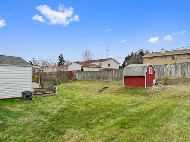 view of yard featuring a shed