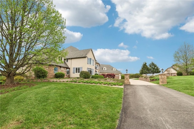 view of front of house featuring stucco siding and a front yard