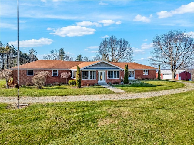 single story home featuring a front lawn