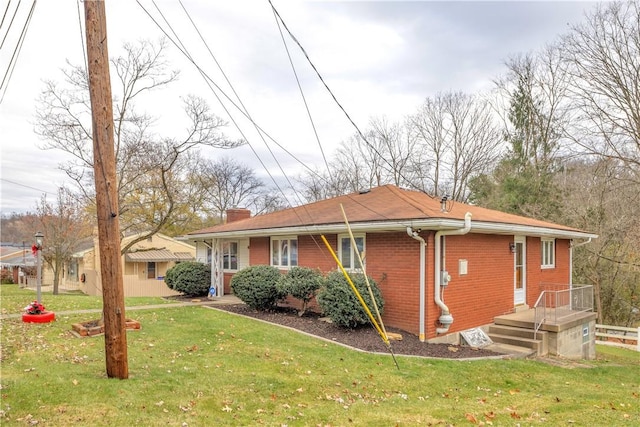 single story home featuring a front yard