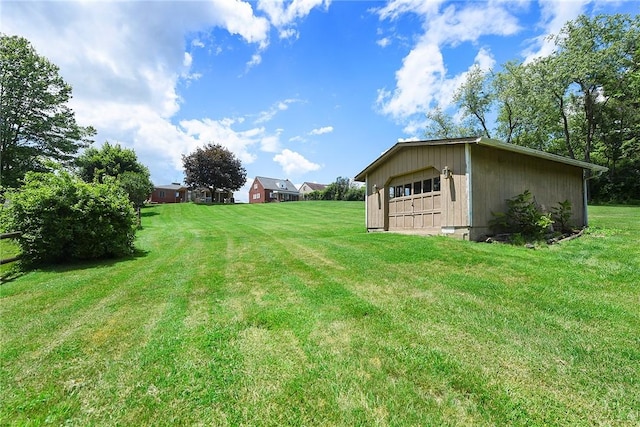 view of yard with an outdoor structure