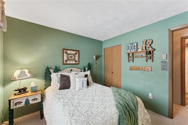 bedroom featuring carpet flooring and a closet