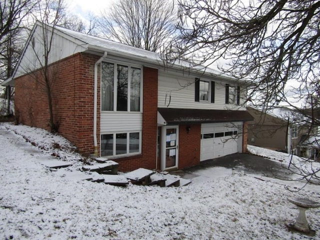 view of front of property featuring a garage