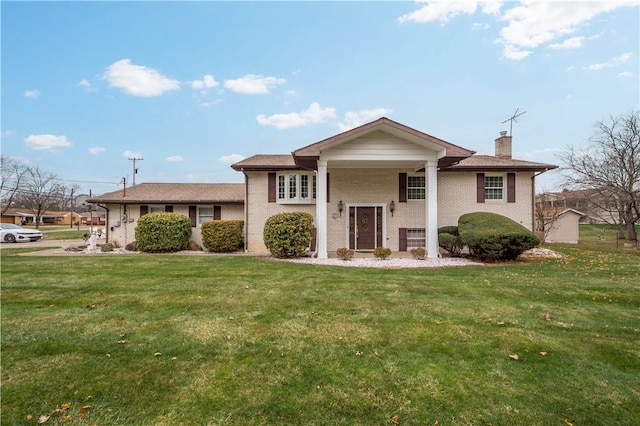 view of front of property featuring a front lawn