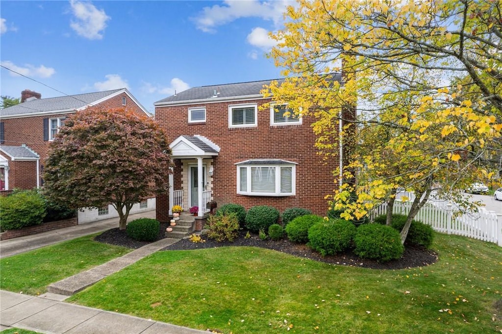 view of front of property featuring a front lawn