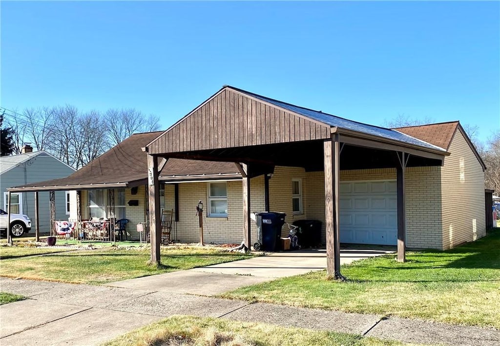 view of front facade featuring a carport, a garage, and a front lawn