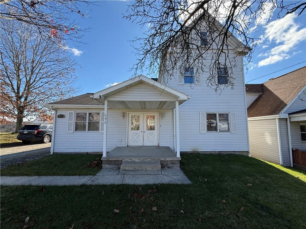 view of front of house with a front lawn