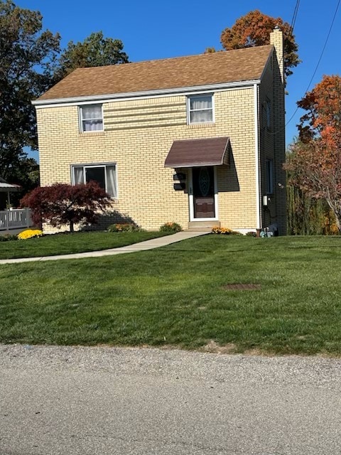 view of front facade featuring a front lawn