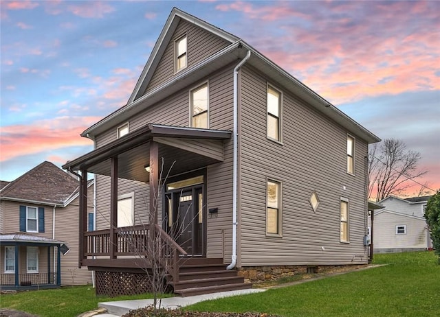 view of front of home featuring a lawn