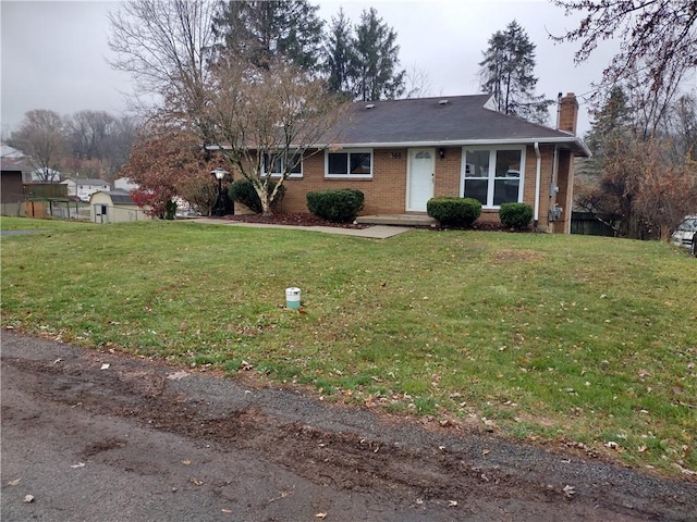 single story home with a front lawn