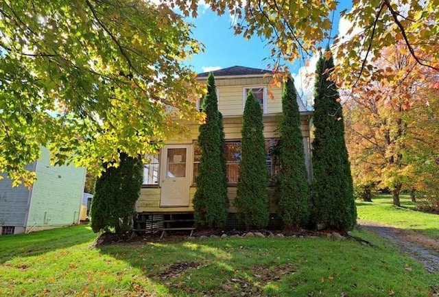 view of front of property featuring a front yard