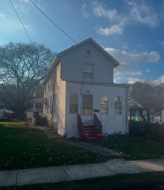 view of front of house with a front lawn